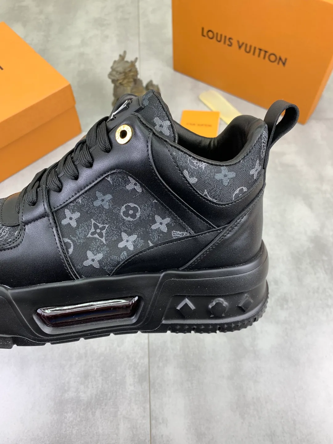 Men's men's shoes 💰P440 new style 💶【LOUIS VUITTON) new high top🍀LV Louis Vuitton *—— LV classic high top trendy shoes! Made of imported original soft calfskin, water-dyed pigskin lining. Original wear-resistant rubber outsole! High quality products! Code number: 38-44 Color: 2️⃣colors available